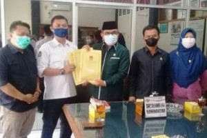 Penyerahan berkas PAW anggota DPRD F-PKS Kuningan.